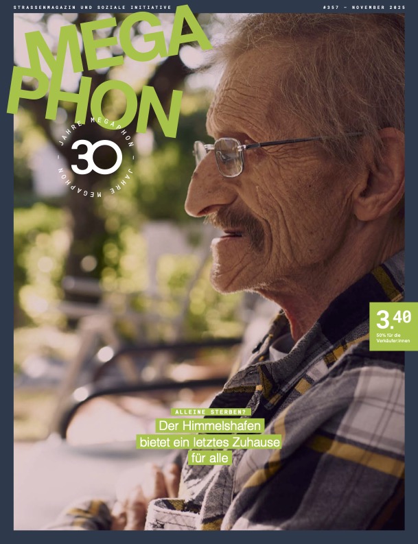 Alter Mann sitzt in Seitenlage, im Profil fotografiert.